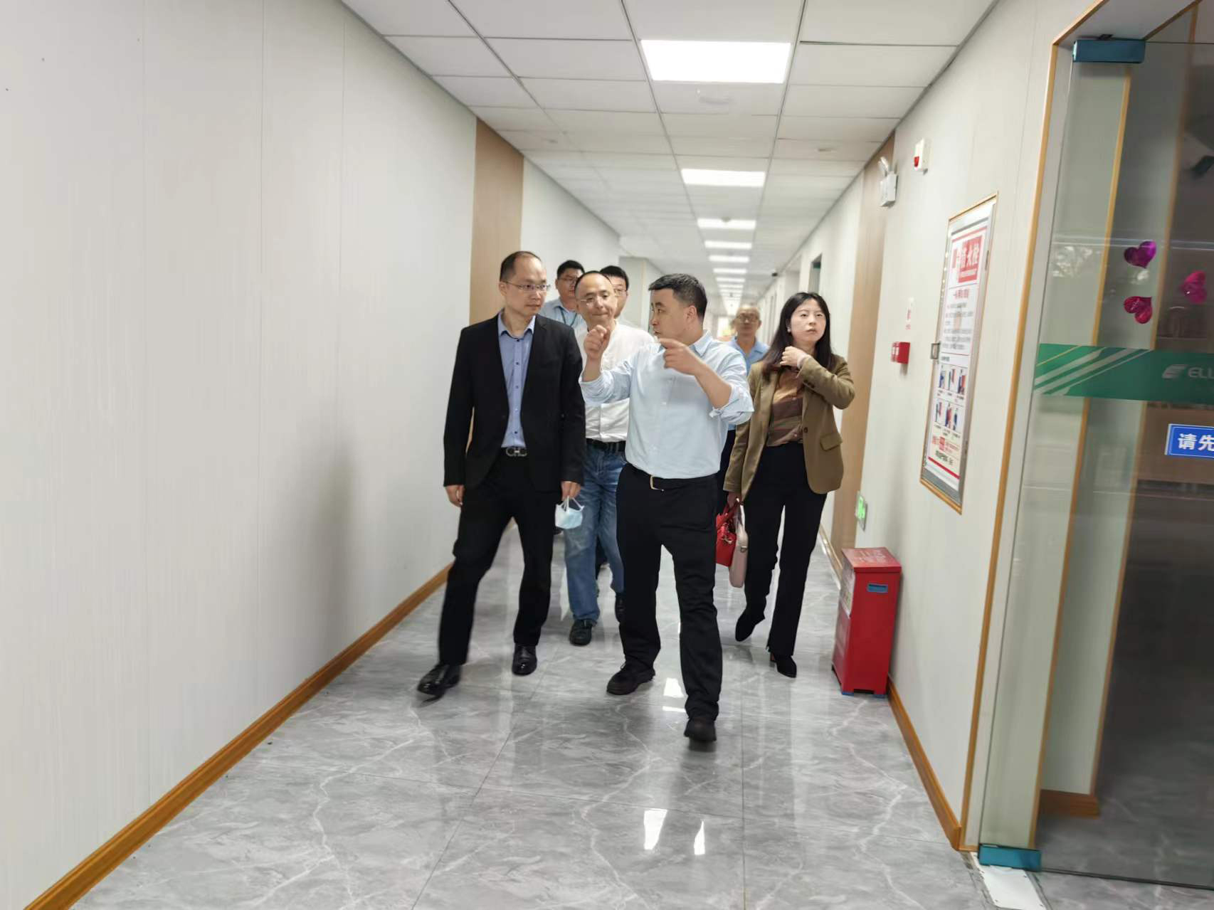 節后慰問(wèn)暖人心 | 九洲集團黨委書(shū)記、董事長(cháng)楊保平一行慰問(wèn)依頓電子全體員工 